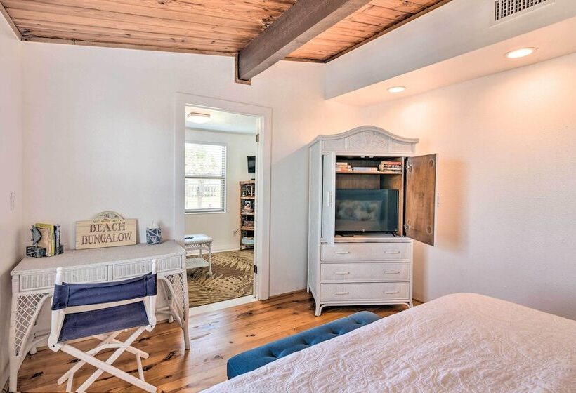 Gulf Coast Views: Stilted Retreat In Galveston!