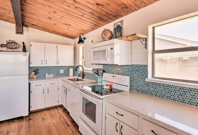 Gulf Coast Views: Stilted Retreat In Galveston!