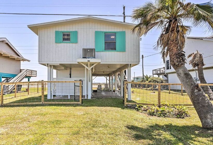 Gulf Coast Views: Stilted Retreat In Galveston!