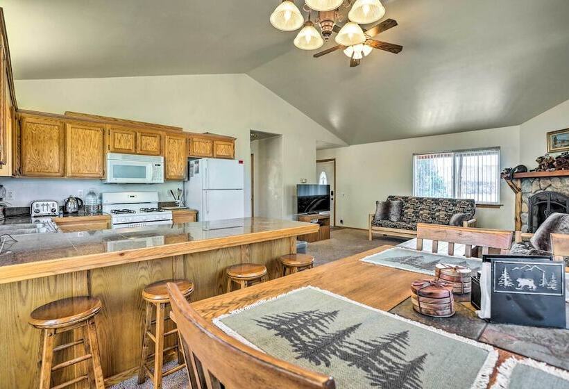 Big Bear Lake Cabin W/ Deck & Views ~ 9 Mi To Ski!