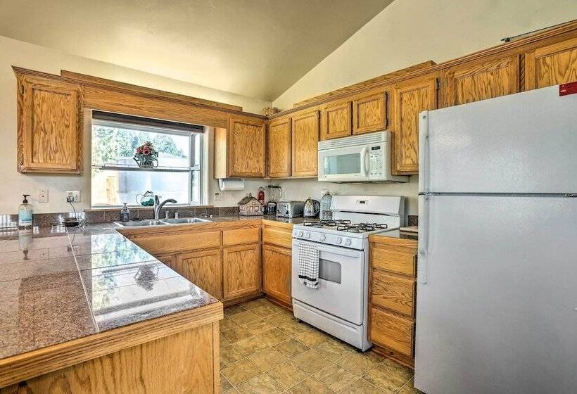 Big Bear Lake Cabin W/ Deck & Views ~ 9 Mi To Ski!