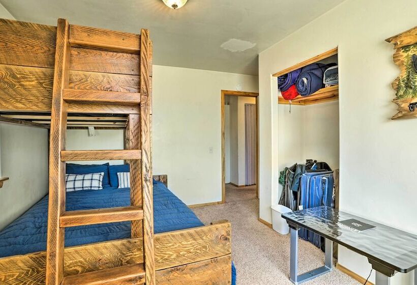 Big Bear Lake Cabin W/ Deck & Views ~ 9 Mi To Ski!