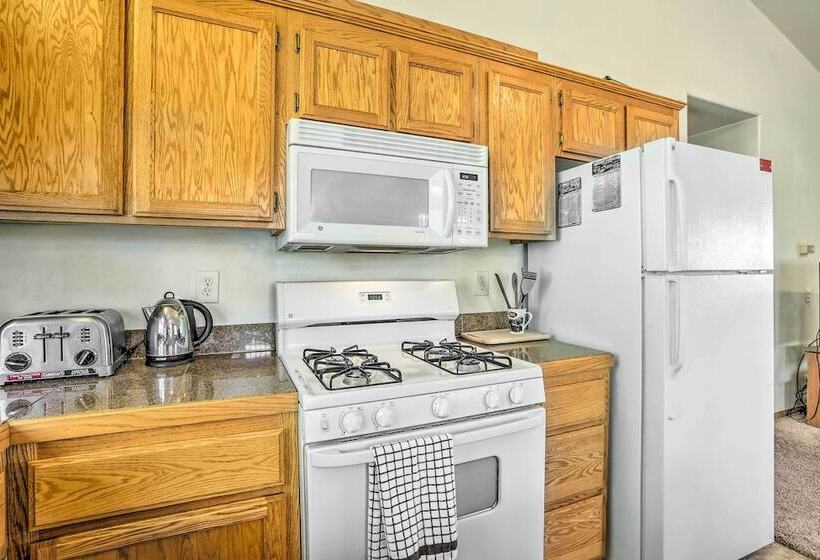 Big Bear Lake Cabin W/ Deck & Views ~ 9 Mi To Ski!