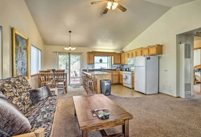 Big Bear Lake Cabin W/ Deck & Views ~ 9 Mi To Ski!