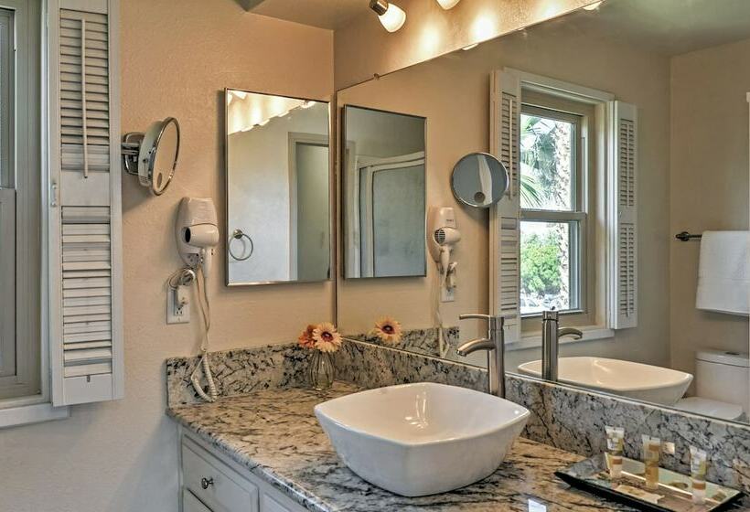 Stunning Home W/ Private Oasis  1 ½ Mile To Strip