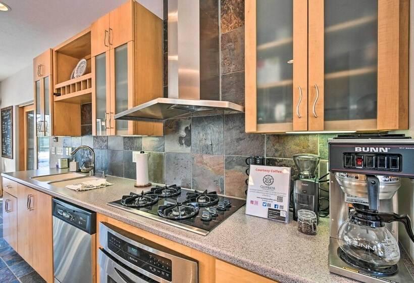 Stunning Sister Bay Home 4 Miles To Lake + Beach!