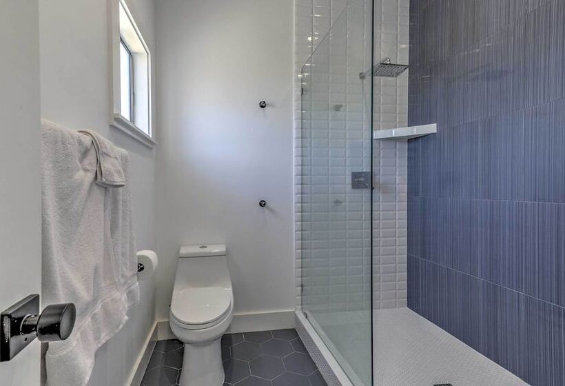 Stunning Wine Country Gem With Hot Tub + Patio!