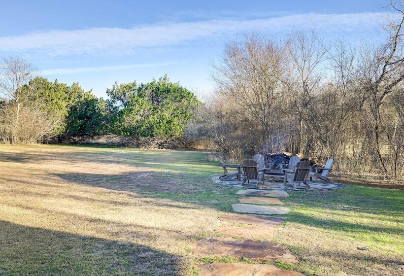 Stylish Home W/ Hot Tub ~ 4 Mi To Canyon Lake