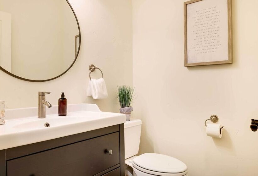 Stylish Home W/ Hot Tub ~ 4 Mi To Canyon Lake