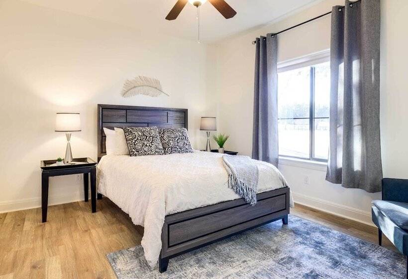 Stylish Home W/ Hot Tub ~ 4 Mi To Canyon Lake