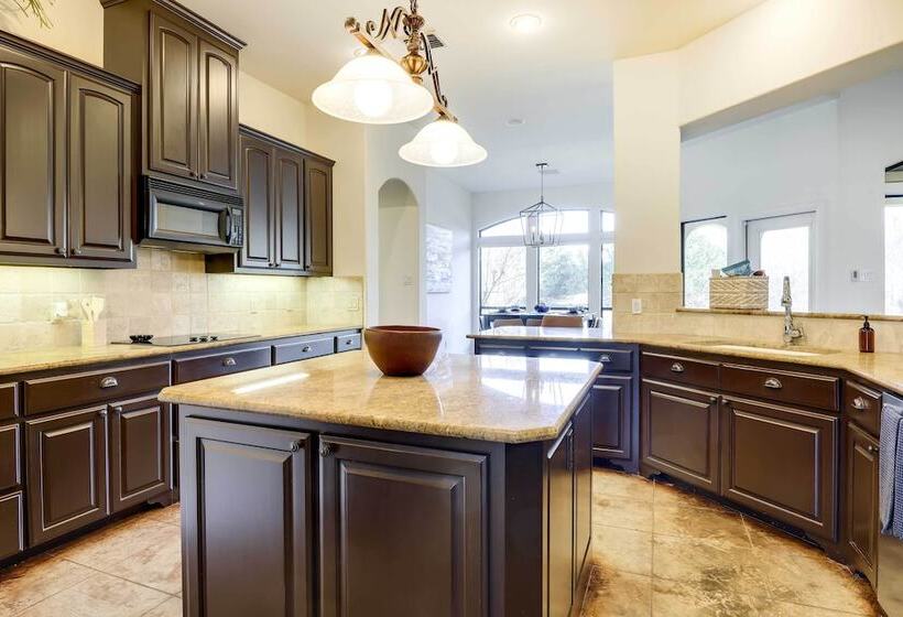 Stylish Home W/ Hot Tub ~ 4 Mi To Canyon Lake