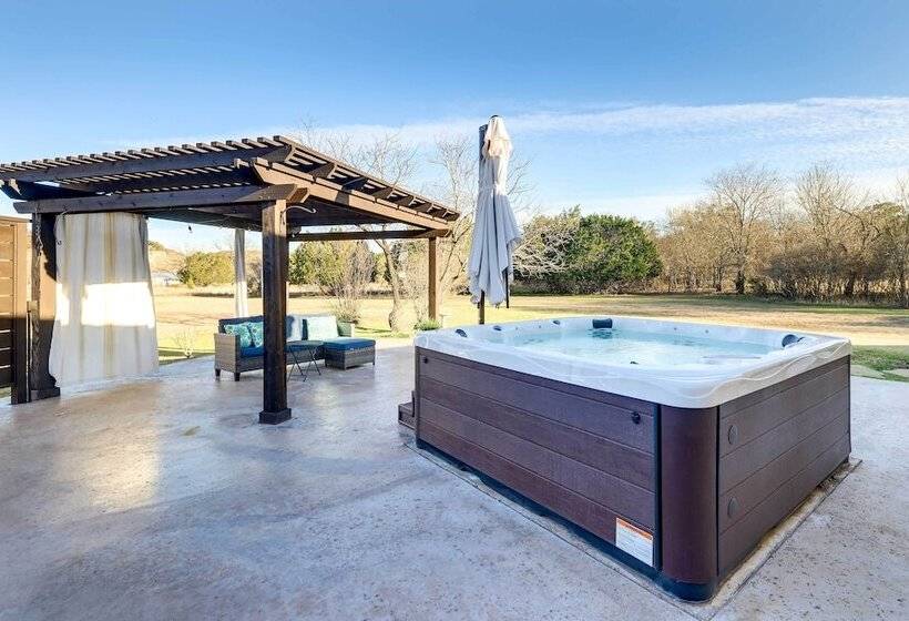 Stylish Home W/ Hot Tub ~ 4 Mi To Canyon Lake