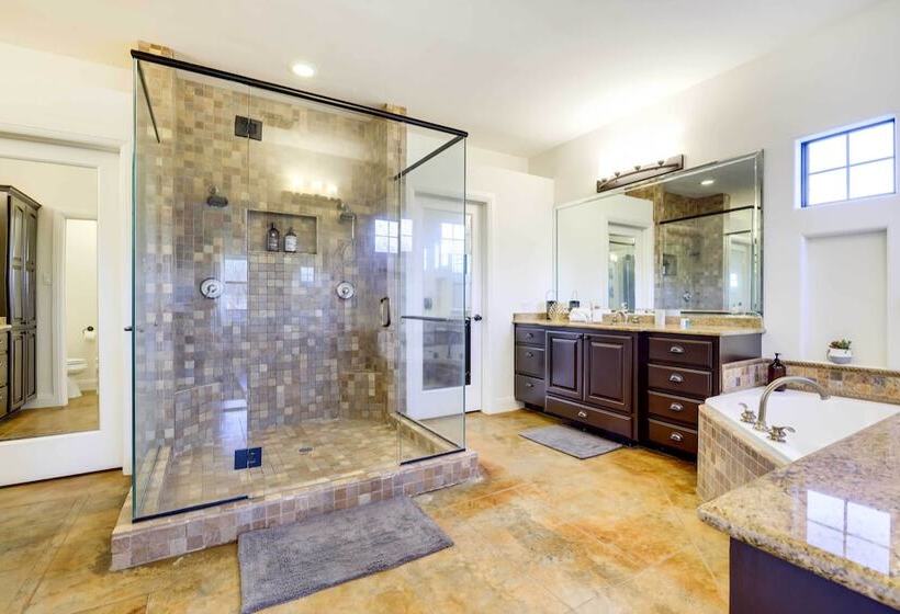 Stylish Home W/ Hot Tub ~ 4 Mi To Canyon Lake