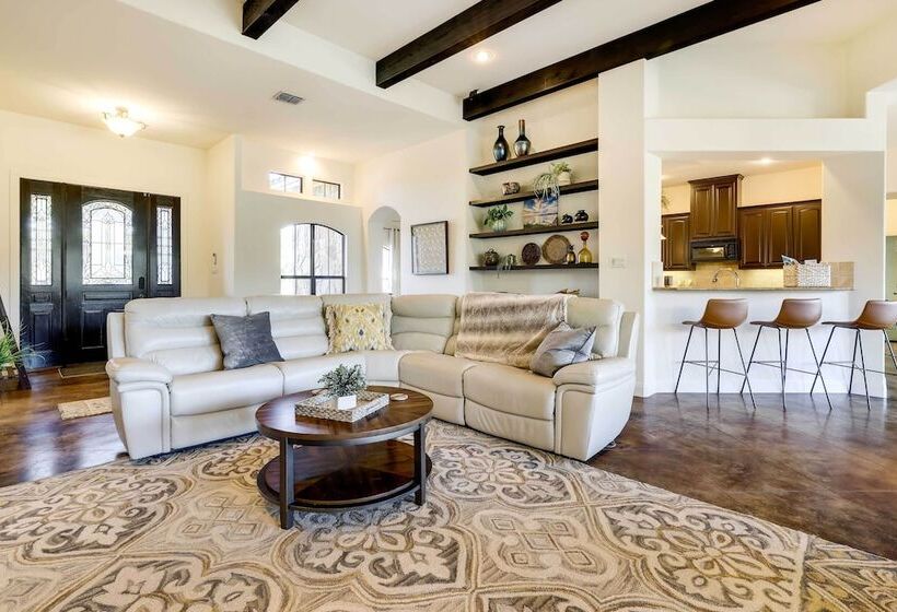 Stylish Home W/ Hot Tub ~ 4 Mi To Canyon Lake