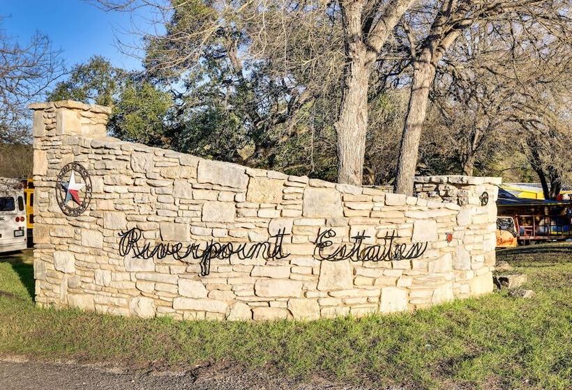 Stylish Home W/ Hot Tub ~ 4 Mi To Canyon Lake