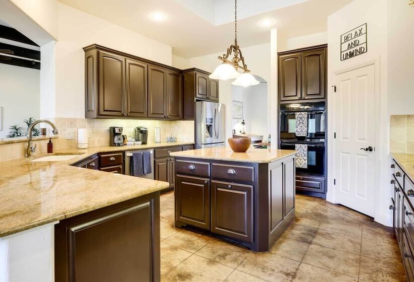 Stylish Home W/ Hot Tub ~ 4 Mi To Canyon Lake