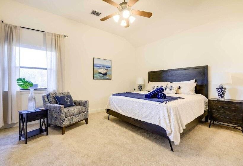 Stylish Home W/ Hot Tub ~ 4 Mi To Canyon Lake