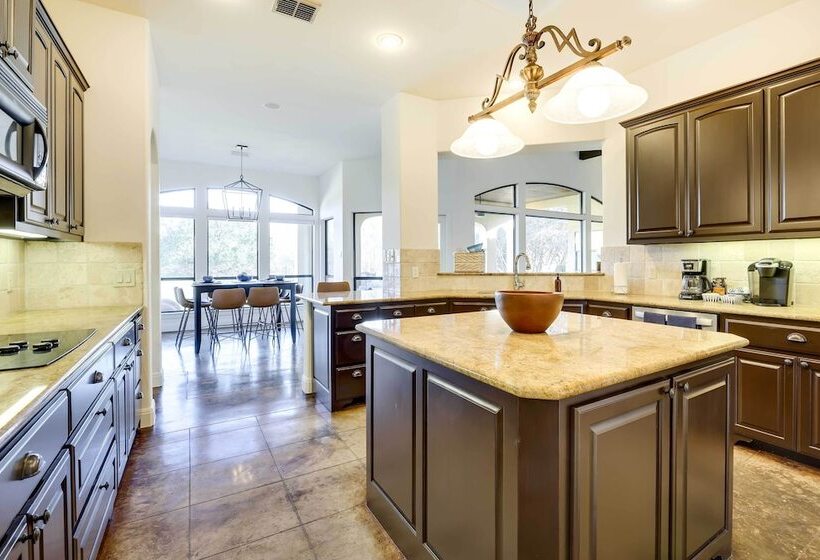 Stylish Home W/ Hot Tub ~ 4 Mi To Canyon Lake