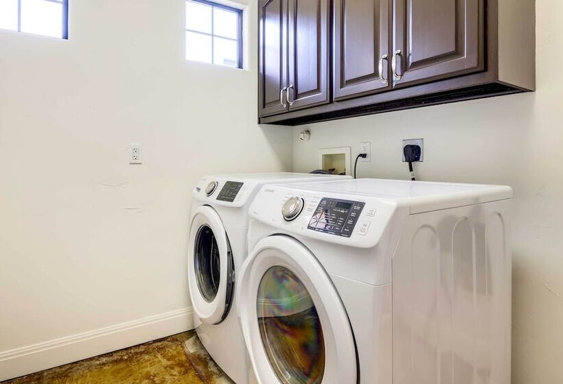 Stylish Home W/ Hot Tub ~ 4 Mi To Canyon Lake