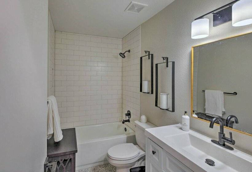 Stylish Lewisville Home Near Downtown Dallas!