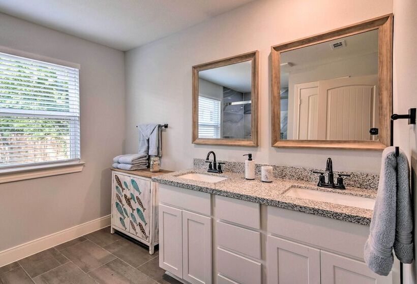 ~ 2 Mi To Pleasure Pier: Home In Galveston!