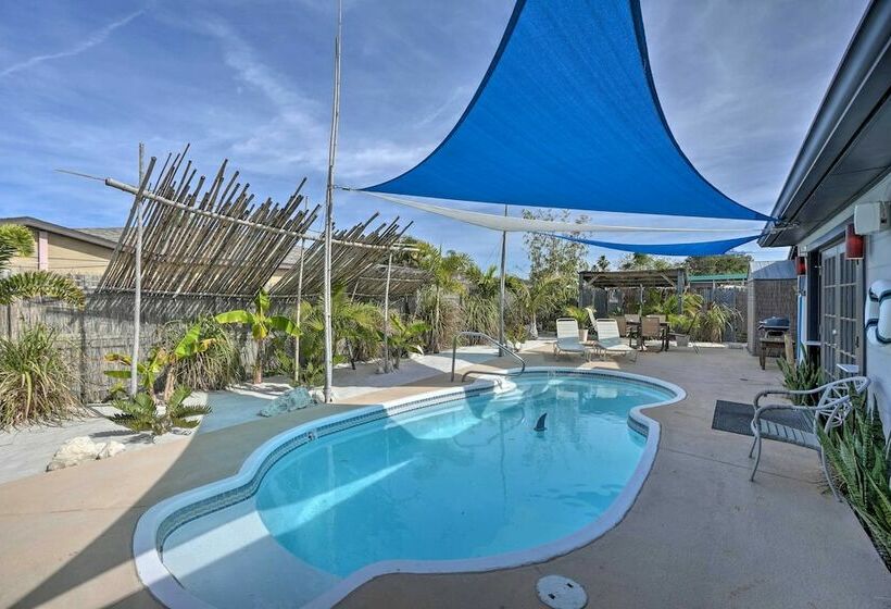 Sunny Haven W/ Private Tiki Bar   6 Mi To Beach!