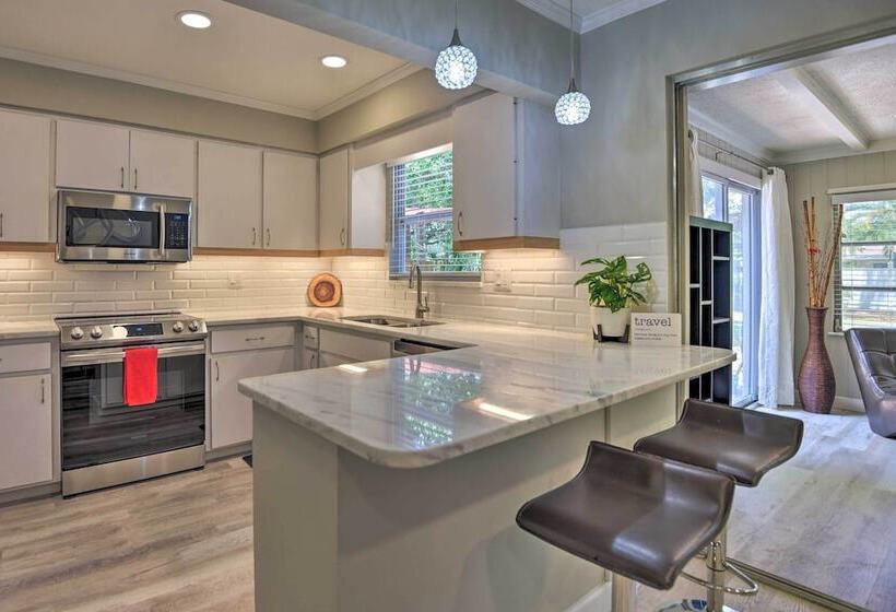 Sunny Sarasota Home W/ Yard < 2 Mi To Downtown!