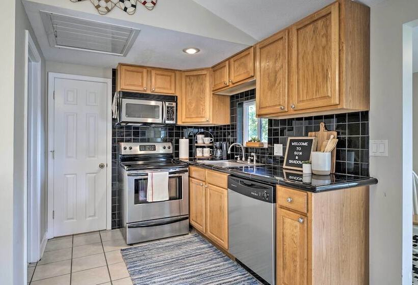 Lakeside Home W/ Boat Dock In Sunrise Beach