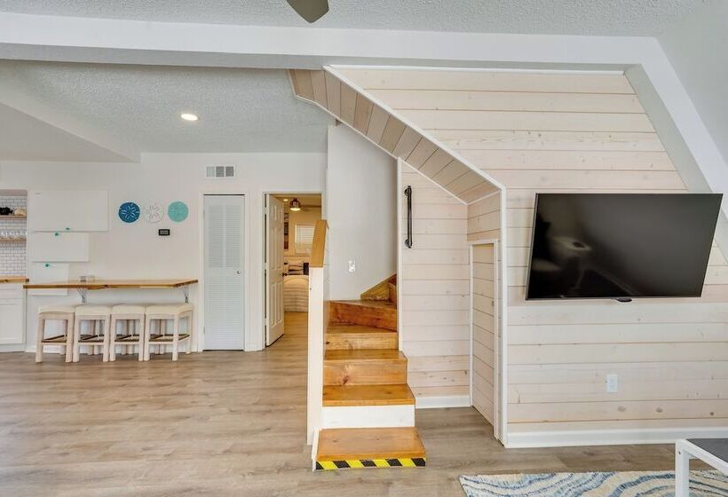 A Frame Family Home Near Beach: Beach Gear!