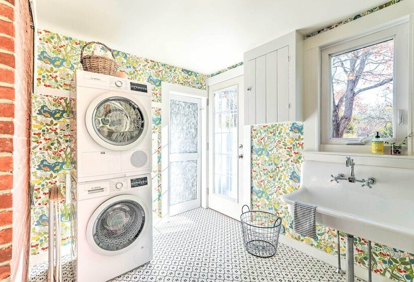 Walkable Dennis Cottage:  The Blue Scallop