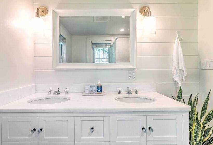 Walkable Dennis Cottage:  The Blue Scallop