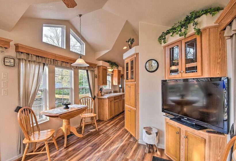 The Cubs Den  Woodsy Highlands Home: Hike & Ski!