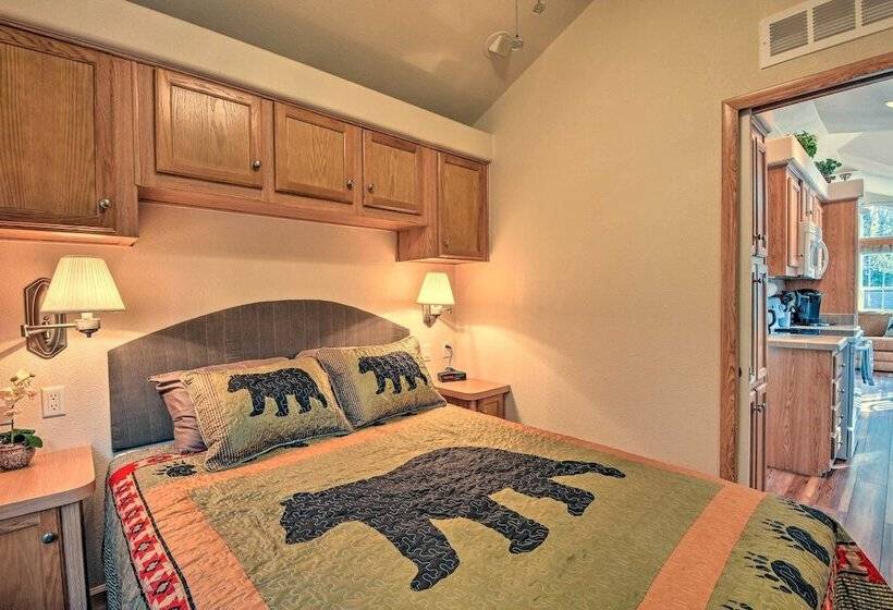 The Cubs Den  Woodsy Highlands Home: Hike & Ski!