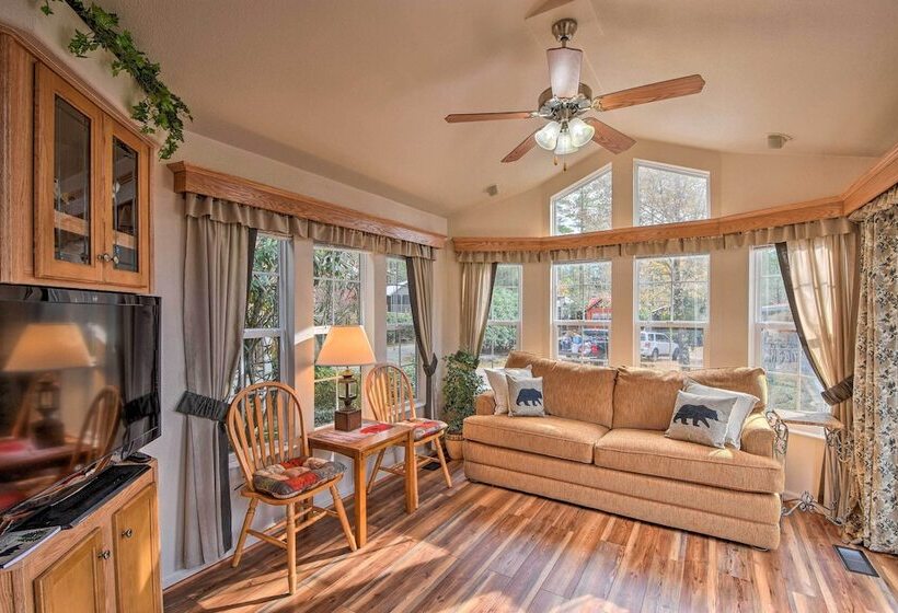 The Cubs Den  Woodsy Highlands Home: Hike & Ski!