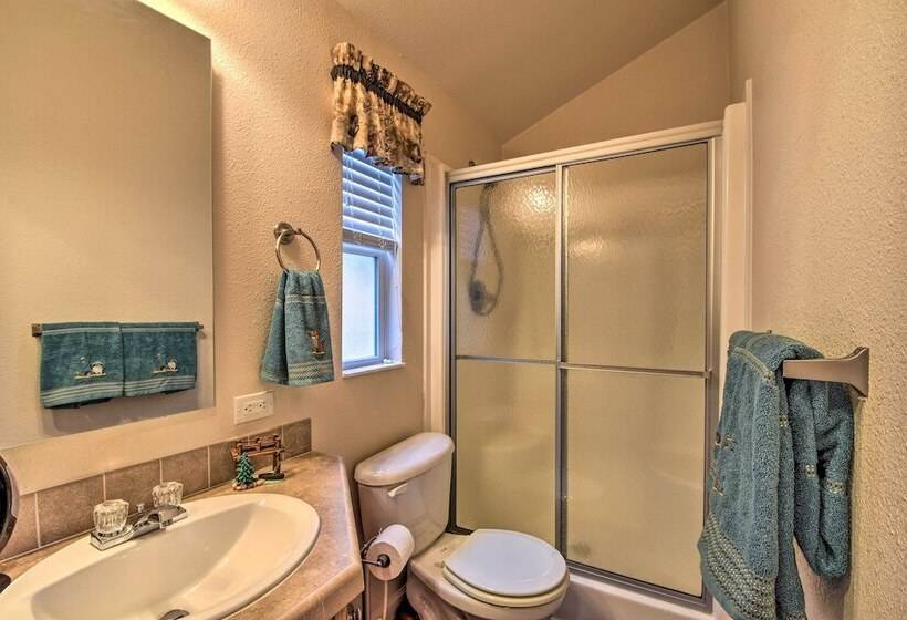 The Cubs Den  Woodsy Highlands Home: Hike & Ski!