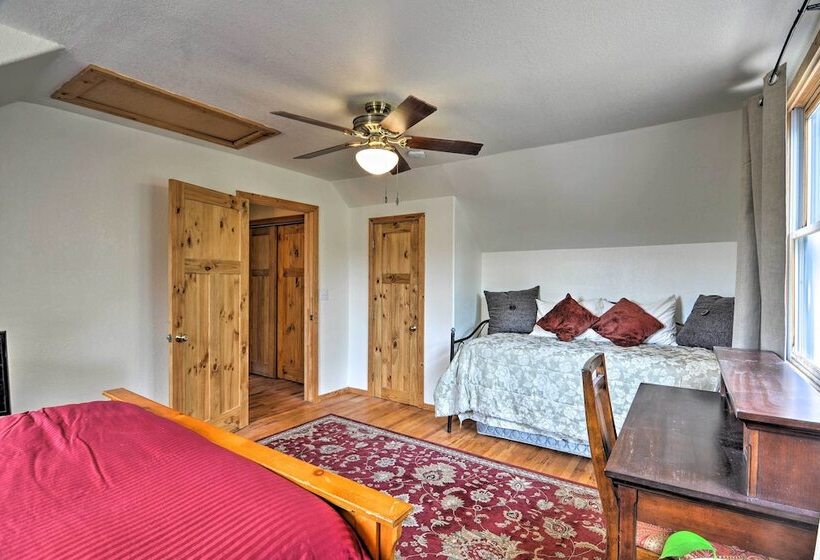 The Pinecone Palace W/ Hiking Trail Access!