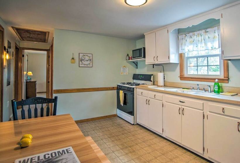 Traditional Cape Cod Cottage: Walk To Beach!