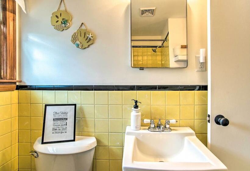 Traditional Cape Cod Cottage: Walk To Beach!