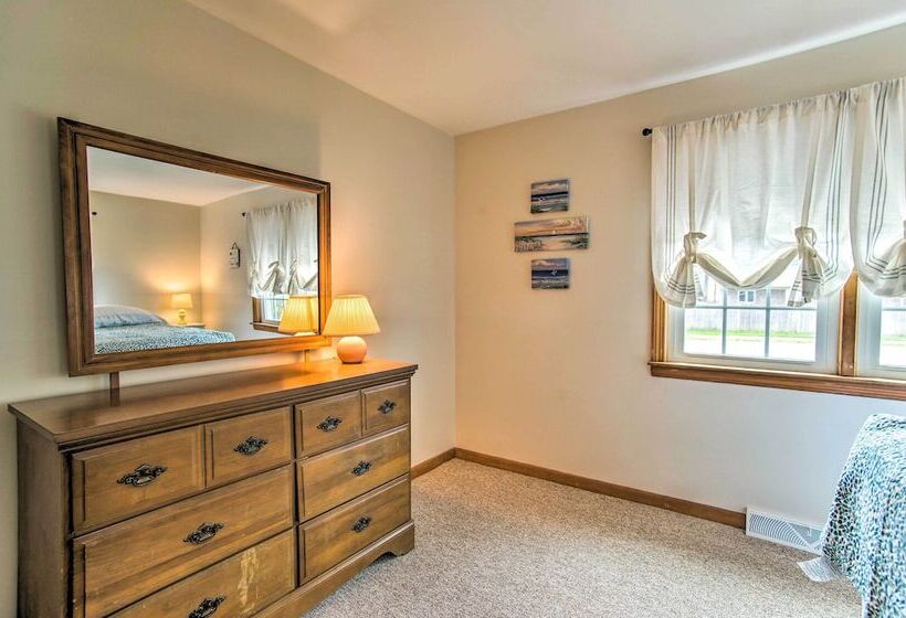 Traditional Cape Cod Cottage: Walk To Beach!