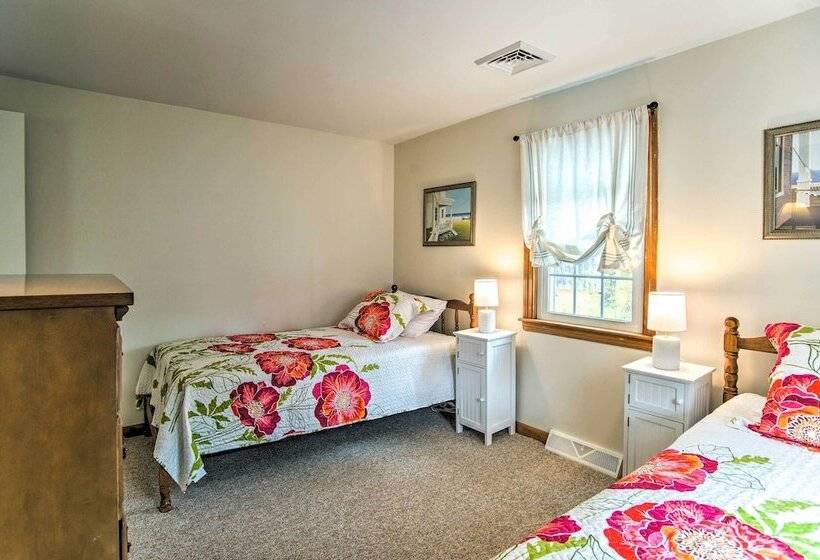 Traditional Cape Cod Cottage: Walk To Beach!