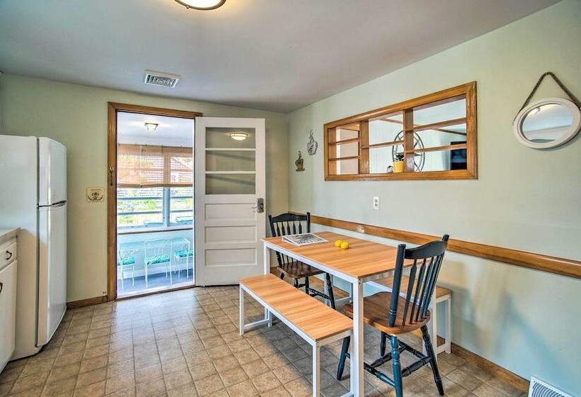 Traditional Cape Cod Cottage: Walk To Beach!