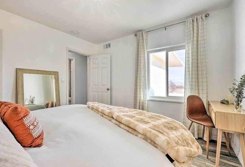 Twentynine Palms Home   Patio, Mountain Views