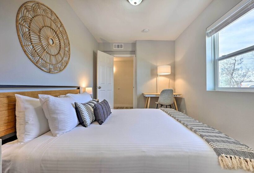 Twentynine Palms Home   Patio, Mountain Views