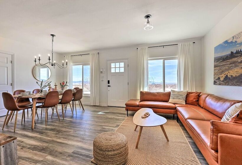 Twentynine Palms Home   Patio, Mountain Views