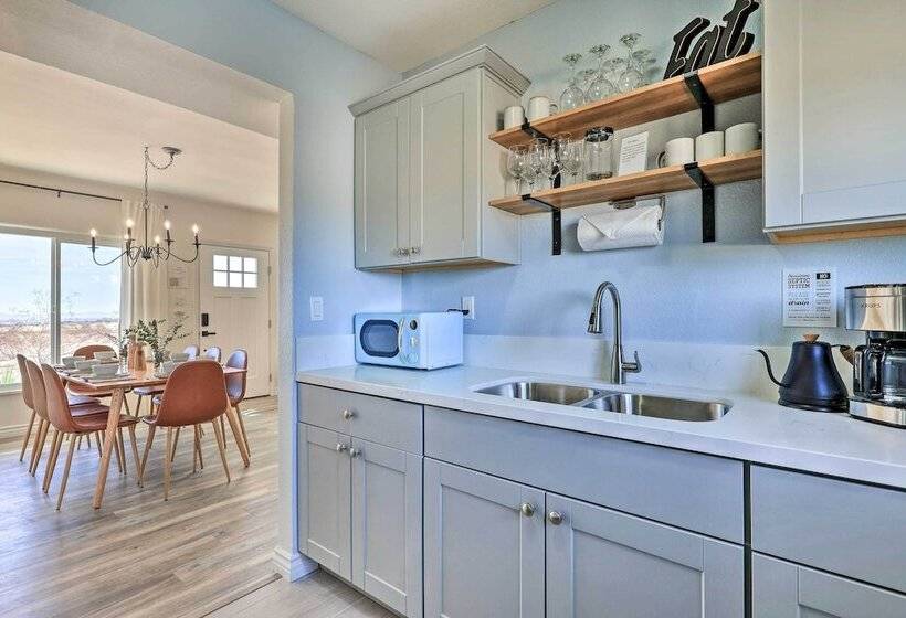 Twentynine Palms Home   Patio, Mountain Views