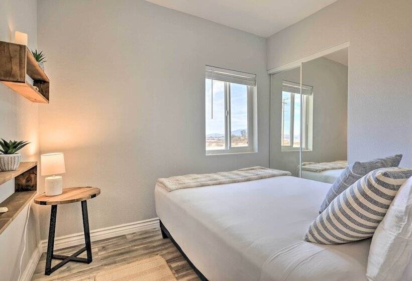 Twentynine Palms Home   Patio, Mountain Views