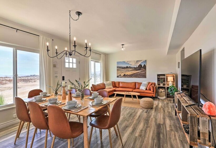 Twentynine Palms Home   Patio, Mountain Views