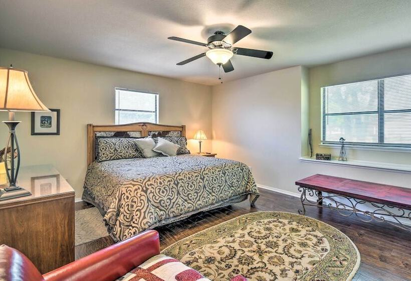 Unique Ranch Style Home < 2 Mi To Downtown!