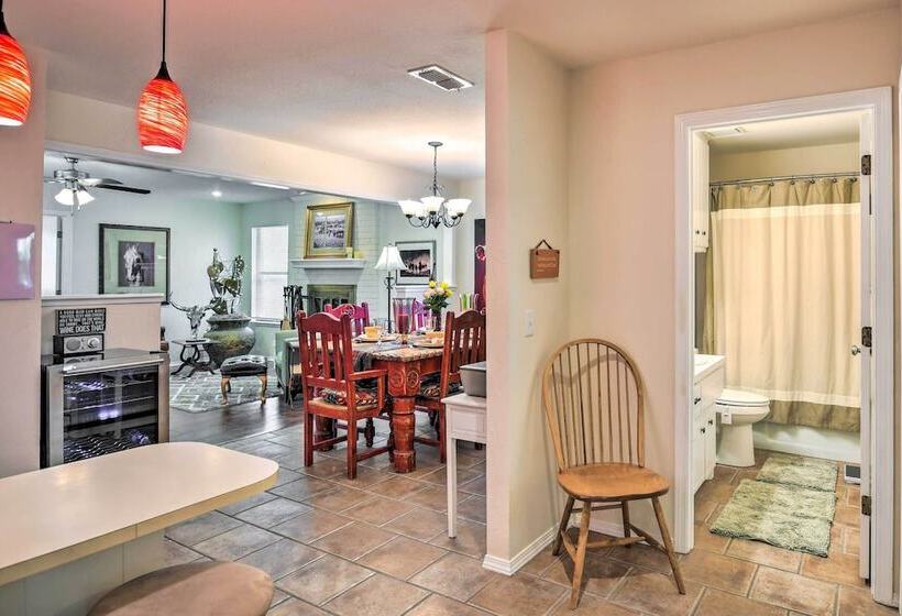 Unique Ranch Style Home < 2 Mi To Downtown!