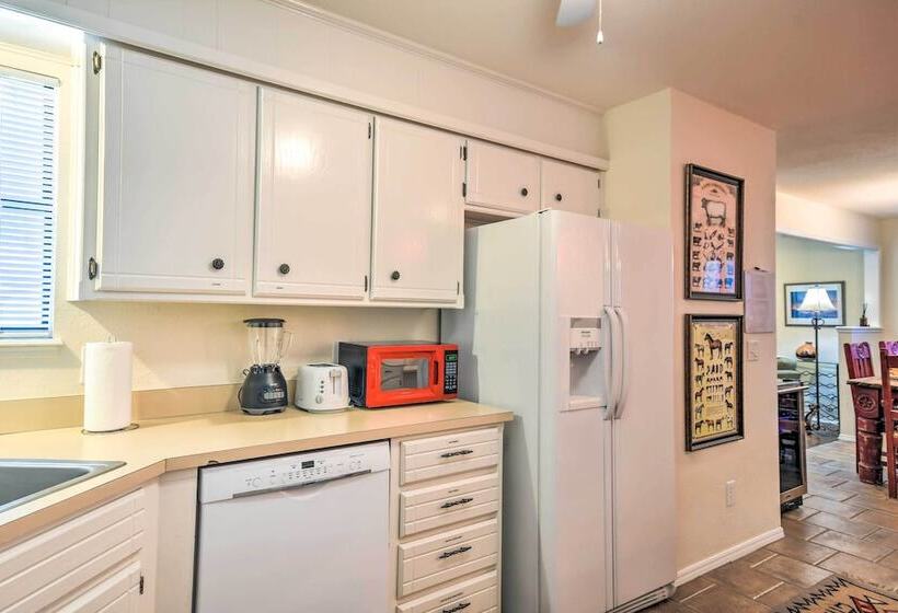 Unique Ranch Style Home < 2 Mi To Downtown!